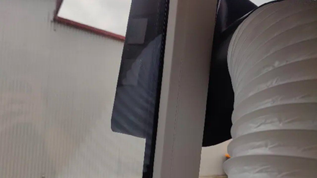 Vue rapprochée de l'adaptateur noir imprimé en 3D